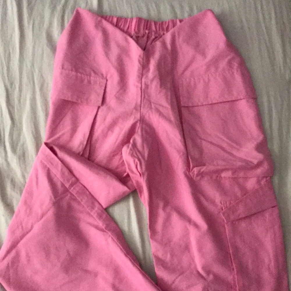 New pink cargo v cut